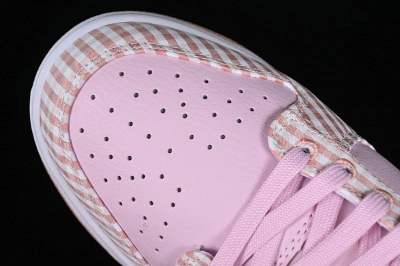 All categories Nk SB Dunk series Nk SB Dunk Low low-top sneakers Nk Dunk Low "Pink Gingham" pink seersucker color SB low-top casual sneakers FB9881-600